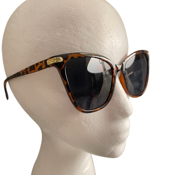 Brown Cat-Eye Fashion Sunglasses with Tortoiseshell Pattern and Case NWOT - Picture 2 of 3